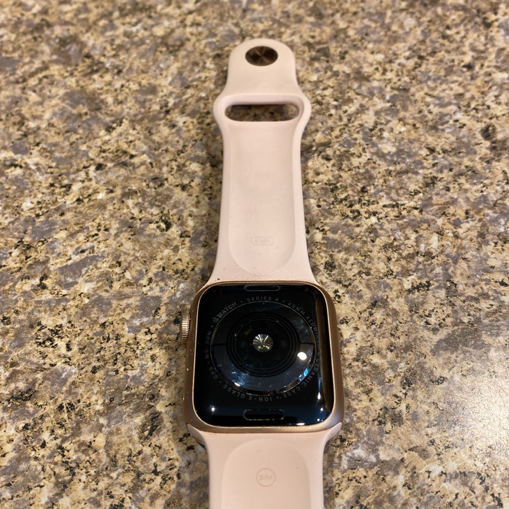 Apple Watch Series 4 GPS 40mm Model A1977 Pink S/M Band APPLE NO LONGER SUPPORTS - Picture 14 of 17